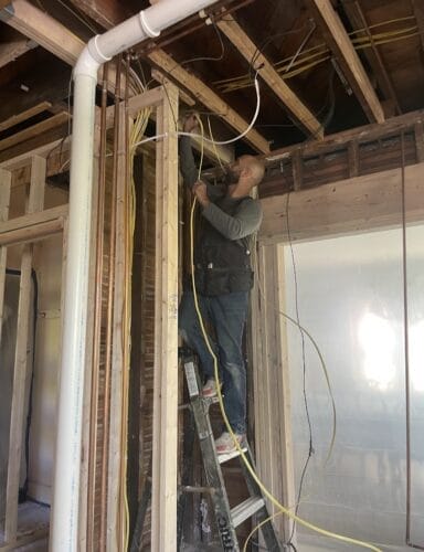 Emergency plumber in Warrensville Heights APT Electric